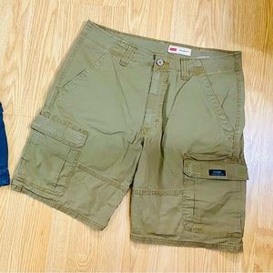 Men’s Wrangler Relaxed Fit Tan Cargo Shorts Size 33” X 10” RN 130273